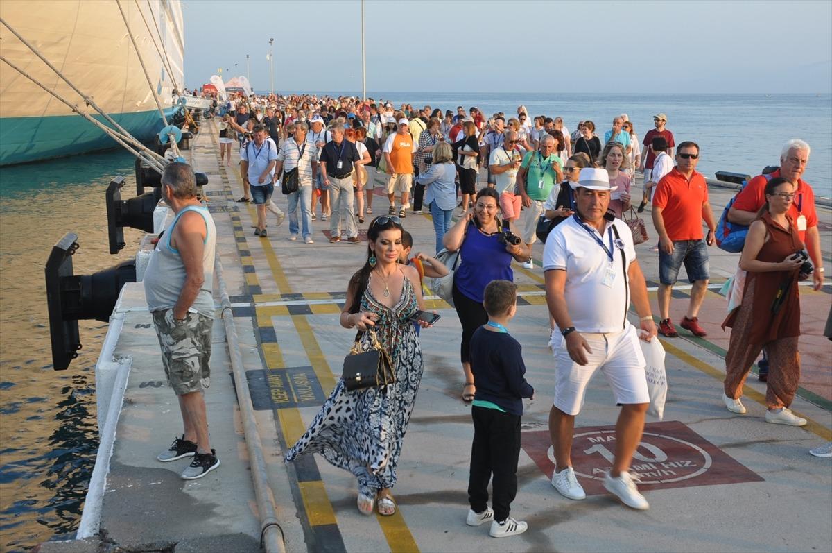 Kuşadası'na 3 kruvaziyerle 4 bin 230 yolcu geldi