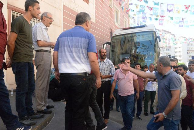 Diyarbakır'da HDP önünde bir aile daha oturma eylemi başlattı (2)