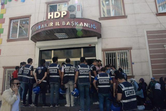 Diyarbakır'da HDP önünde bir aile daha oturma eylemi başlattı (2)