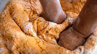 Uşak’ta şifa kaynağı tarhana yapımına başlandı