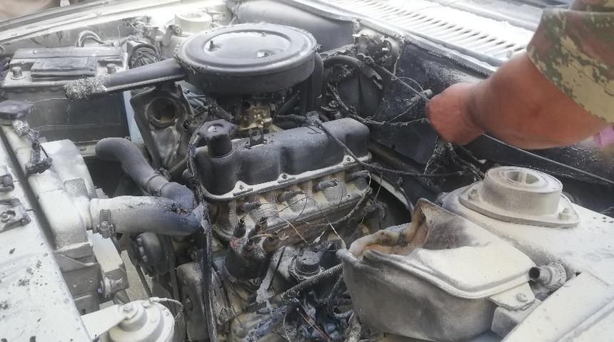 Seyir halindeki otomobil alev aldı