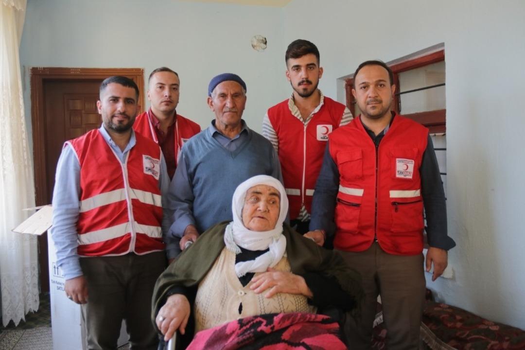 Kızılay&rsquo;dan engellilere tekerlekli sandalye yardımı yapıldı