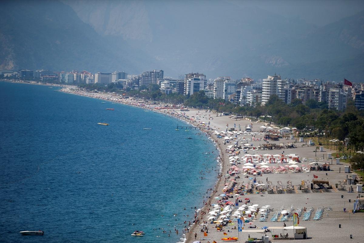 Antalya'da sıcak havayı değerlendirmek isteyenler sahillere akın etti
