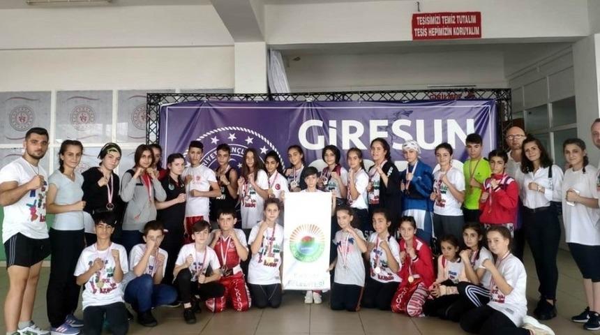 İlkadımlı sporcular Kick Boks turnuvasına damga vurdu