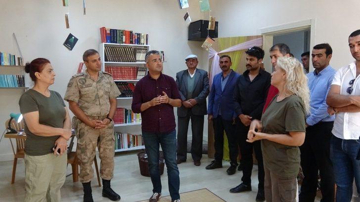 Ev hanımları güçlerini birleştirdi, Mehmetçik için karakola kütüphane kurdu G1