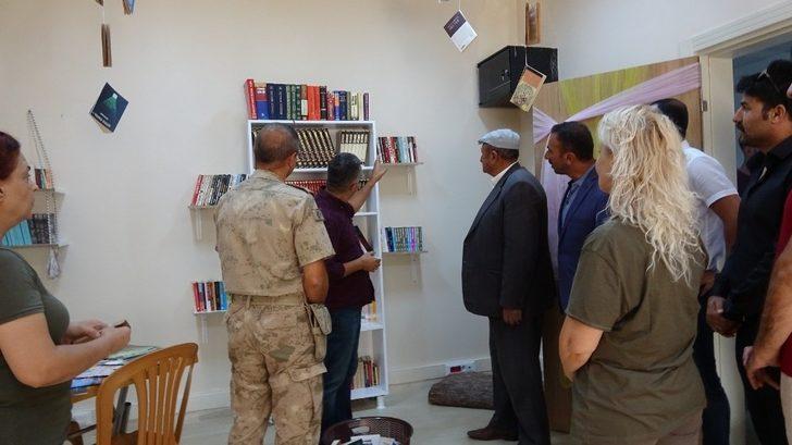 Ev hanımları güçlerini birleştirdi, Mehmetçik için karakola kütüphane kurdu G4