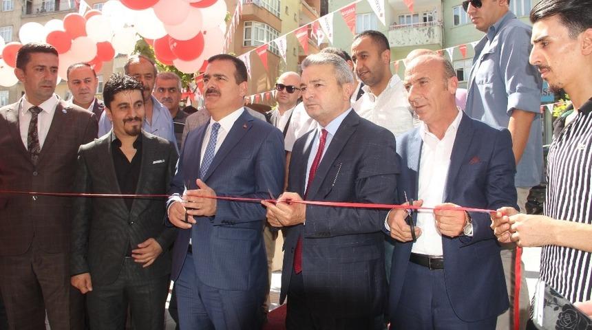 Vali Akbıyık, yeni işyeri a&ccedil;ılışına katıldı