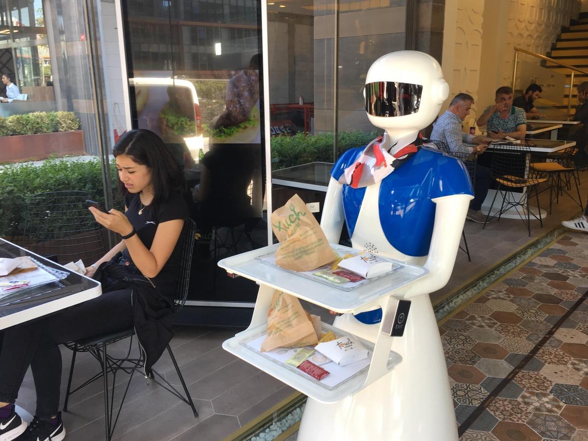 İstanbul'da robot garson d&ouml;nemi! B&uuml;y&uuml;k ilgi g&ouml;rd&uuml;ler