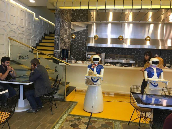İstanbul'da robot garson dönemi! Büyük ilgi gördüler G1