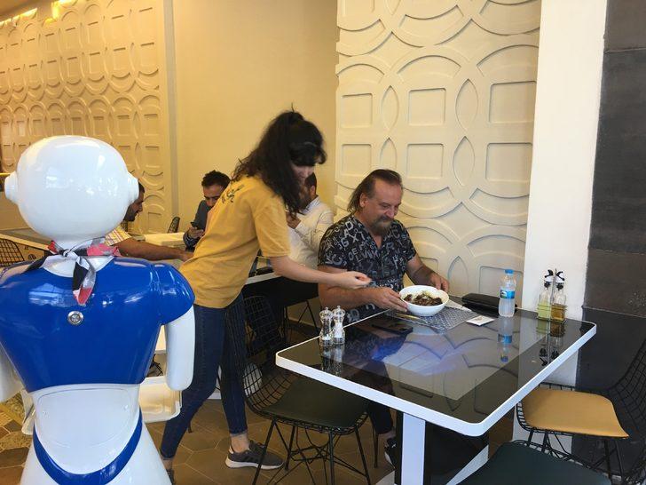 İstanbul'da robot garson dönemi! Büyük ilgi gördüler G3