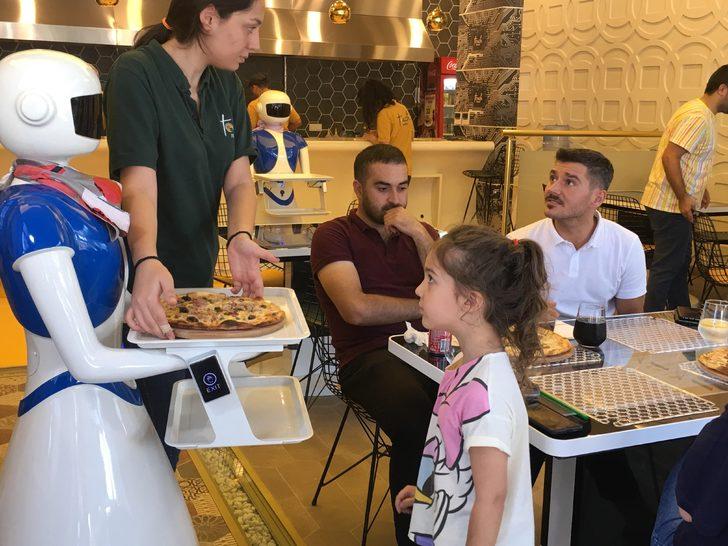 İstanbul'da robot garson dönemi! Büyük ilgi gördüler G5
