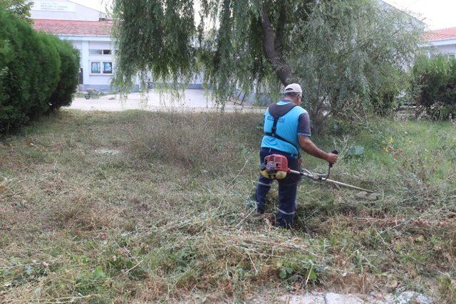 İnönü Belediyesi okul bahçelerinde temizlik seferberliğine başladı