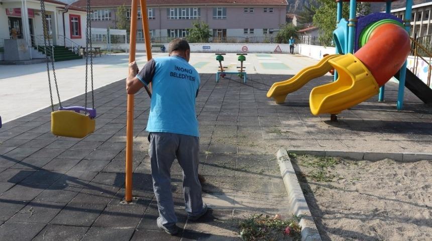 İn&ouml;n&uuml; Belediyesi okul bah&ccedil;elerinde temizlik seferberliğine başladı