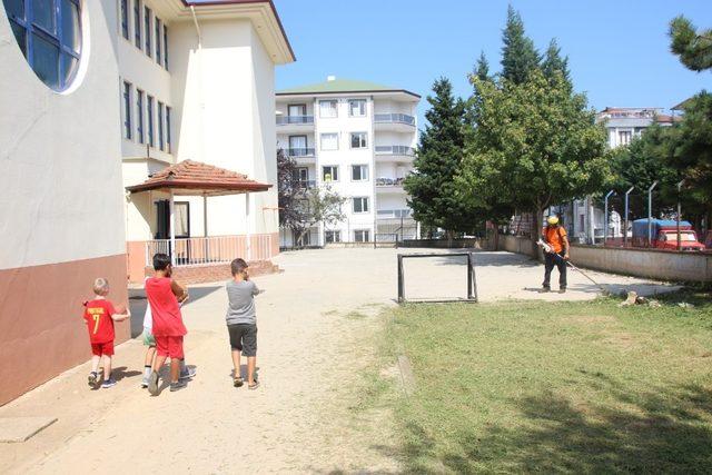 Akçakoca Belediyesinden okul çevrelerine temizlik