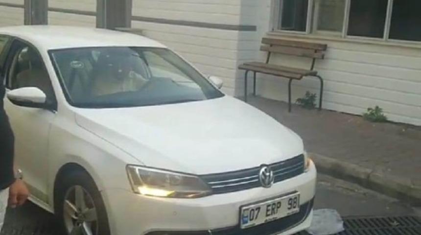 Yol ortasında su i&ccedil;en kediye, s&uuml;r&uuml;c&uuml;den &ouml;rnek davranış