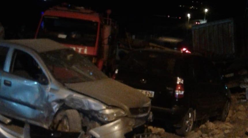 Freni boşalan kamyon, &ccedil;ok sayıda araca zarar verdi