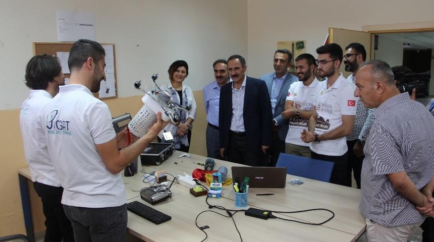 Rekt&ouml;r Demirdağ, Teknofest&rsquo;e katılacak İHA takımlarını  ziyaret etti