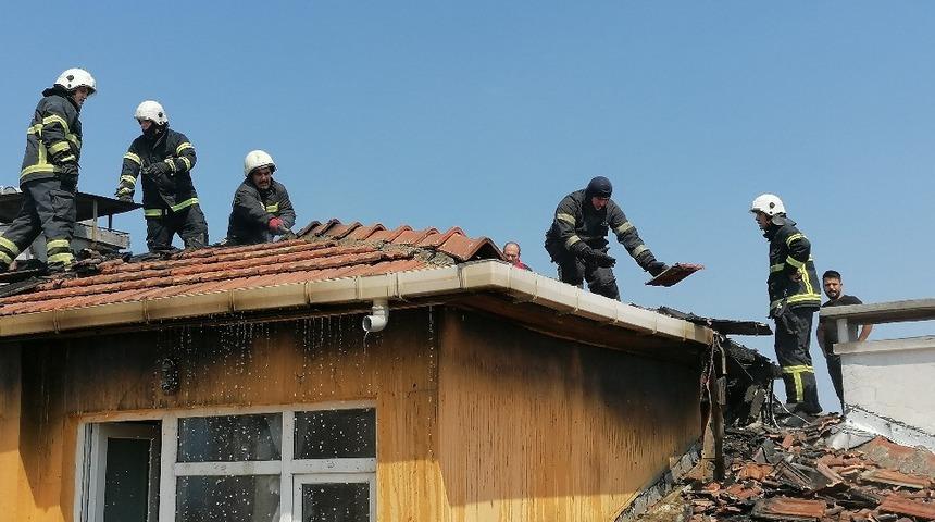 İzolasyon yapımı sırasında &ccedil;ıkan yangın paniğe neden oldu