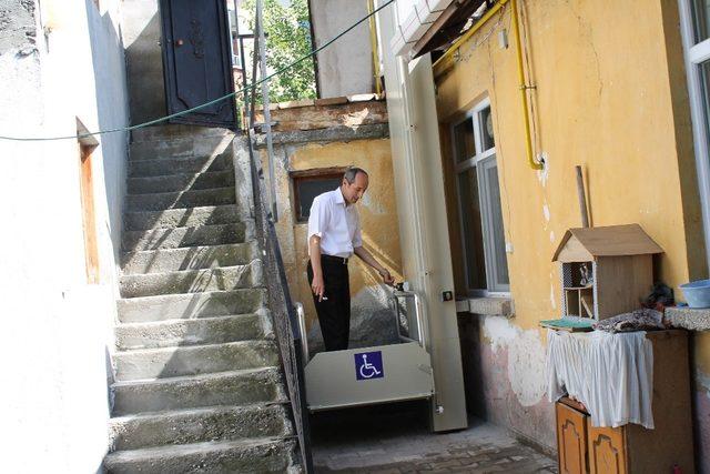 Kastamonu’da diyalize giderken kucakta taşınan hastanın yardımına kaymakamlık koştu