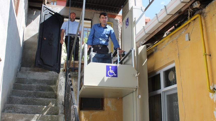 Kastamonu&rsquo;da diyalize giderken kucakta taşınan hastanın yardımına kaymakamlık koştu