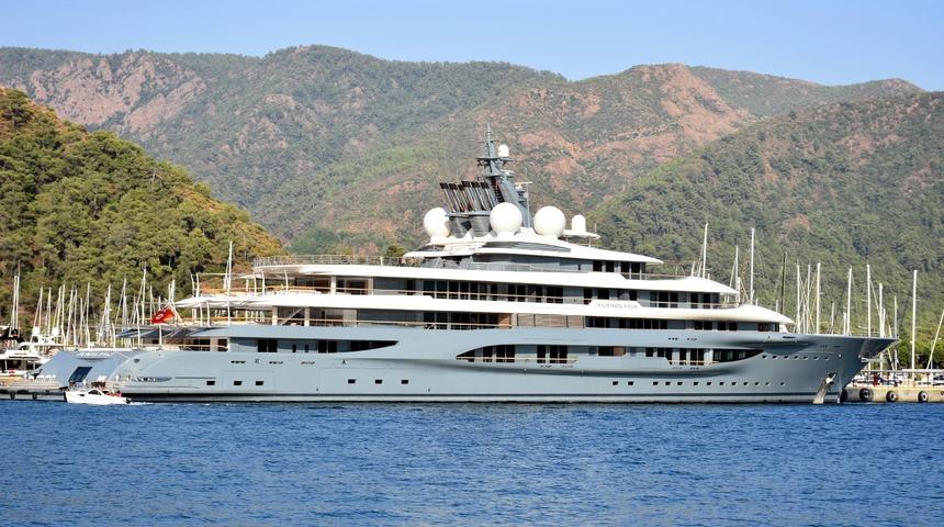 Mega yat Flying Fox Marmaris'e demirledi