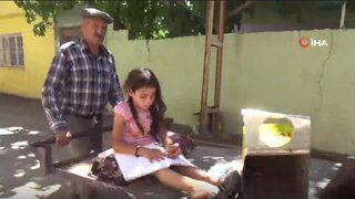 Babasının çöpten topladığı kitapları okuyor