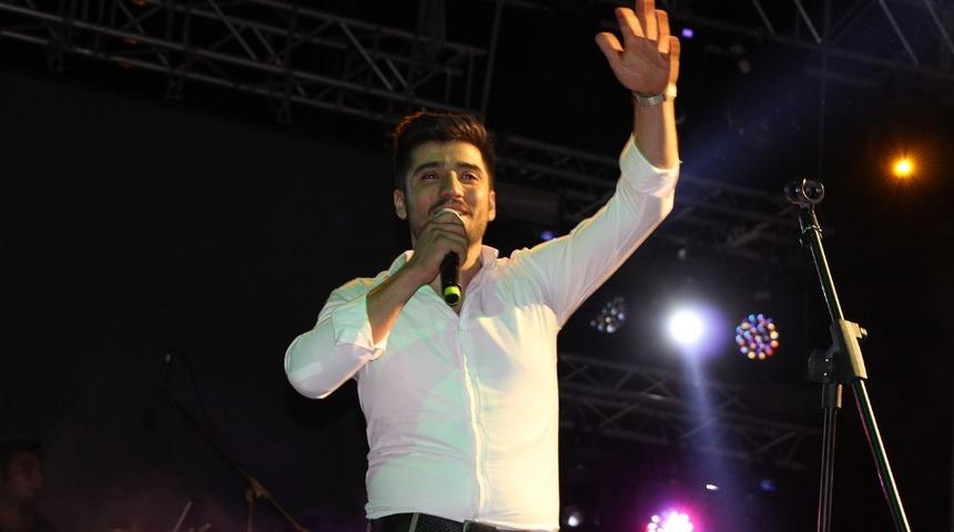 Aydilge konseri &ouml;ncesinde s&uuml;rpriz evlilik teklifi