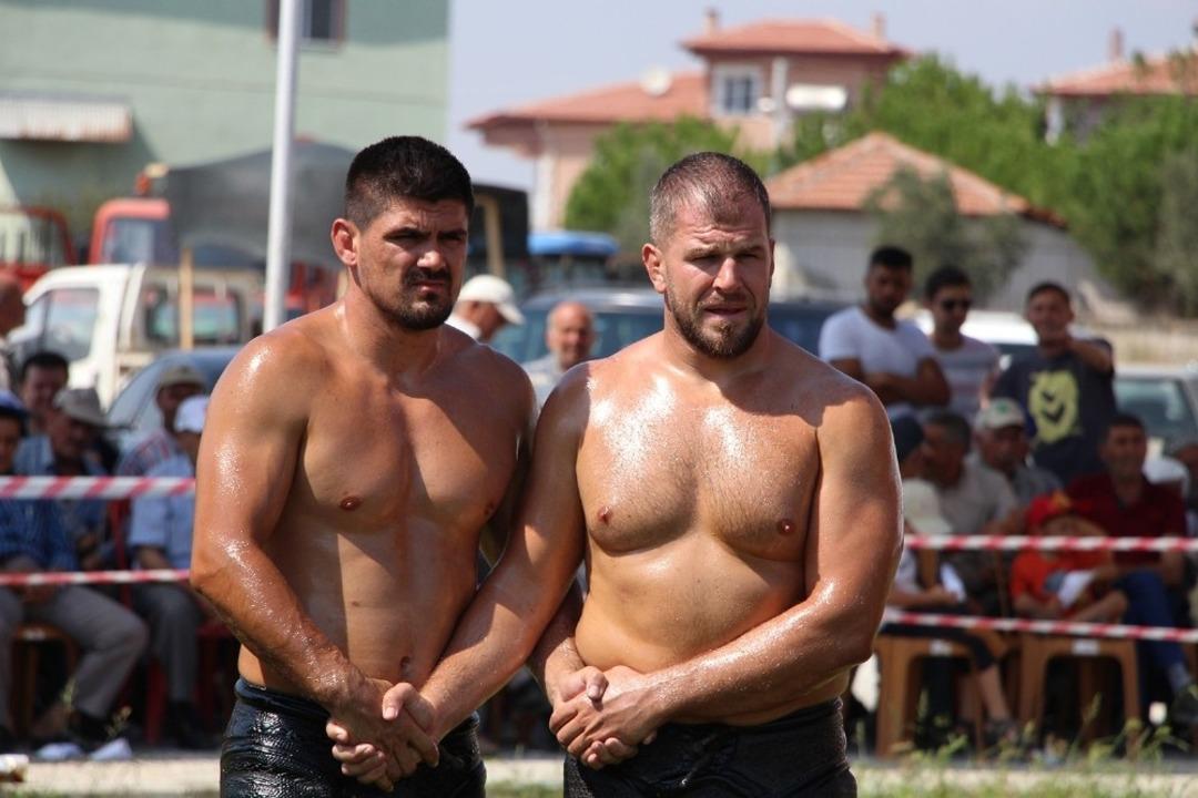 Kula er meydanında Başpehlivan yine Serhat G&ouml;kmen oldu