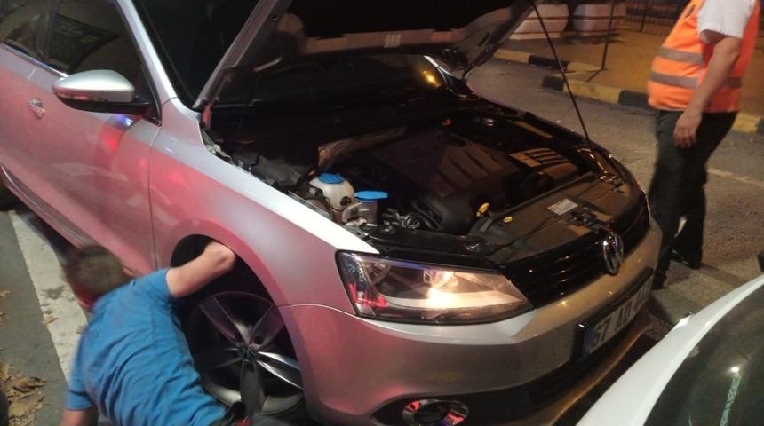 Motora giren yavru kedi sürücüye zor anlar yaşattı