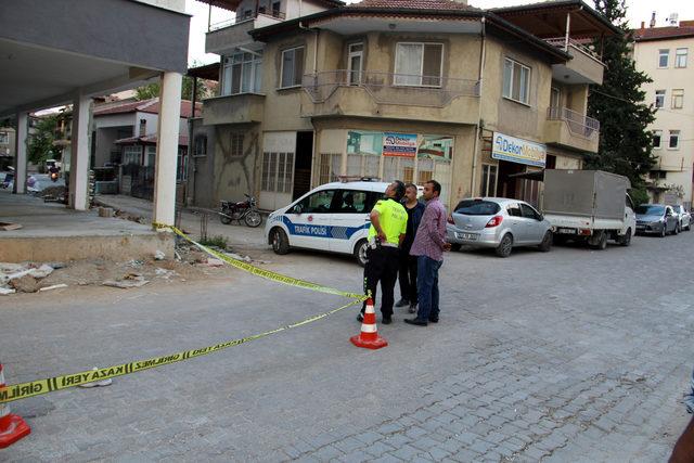 Tutunacak dalım yok diyen genç kız, 3 katlı inşaatın çatısından atladı 1