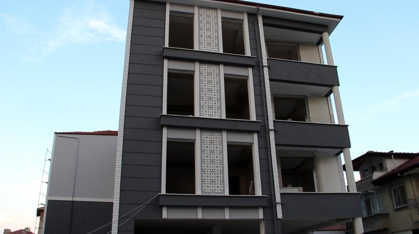 'Tutunacak dalım yok' diyen gen&ccedil; kız, 3 katlı inşaatın &ccedil;atısından atladı