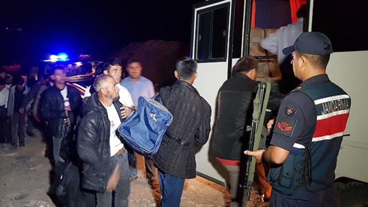 Karab&uuml;k'te &ccedil;&ouml;pl&uuml;kteki barakalarda 22 d&uuml;zensiz g&ouml;&ccedil;men yakalandı