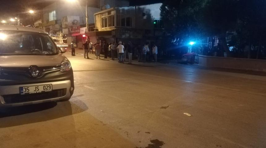 İzmir&rsquo;de seyir halindeki otomobile ateş a&ccedil;ıldı: 1 &ouml;l&uuml;