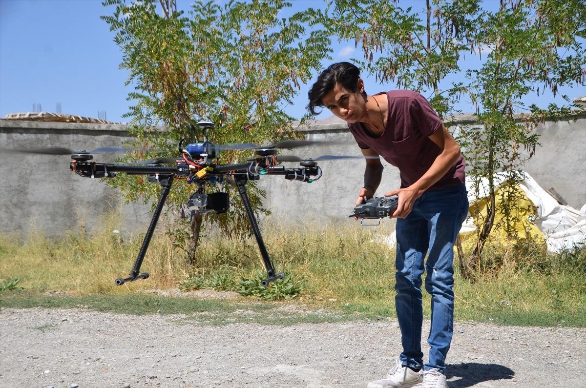 Hakkarili gen&ccedil; hurda par&ccedil;alarından drone yaptı!