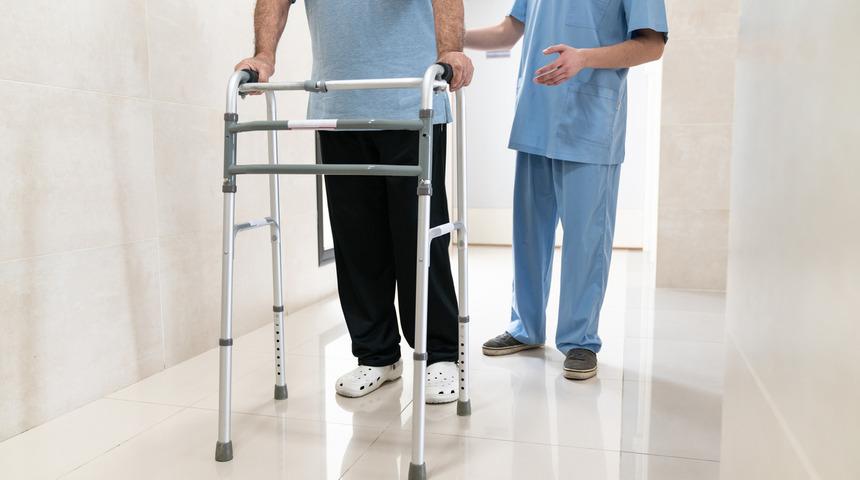 Koltuk değnekleriyle geldiği hastaneden yürüyerek çıktı