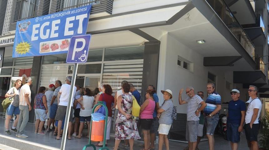 Didim&rsquo;de Ege Et &ouml;n&uuml;nde uzun kuyruklar oluşuyor