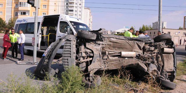 Öğrenci servisi ile otomobil çarpıştı: 9 yaralı