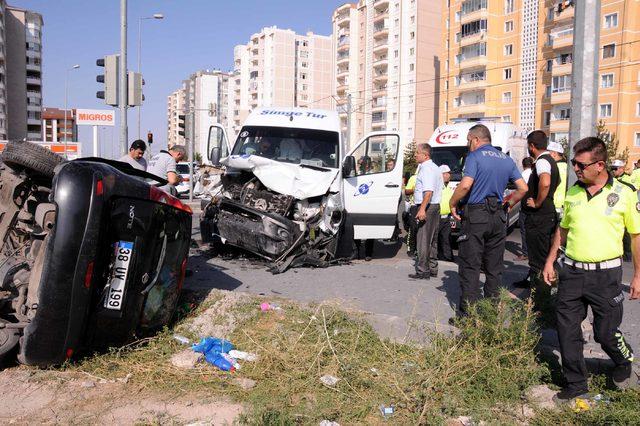 Öğrenci servisi ile otomobil çarpıştı: 9 yaralı