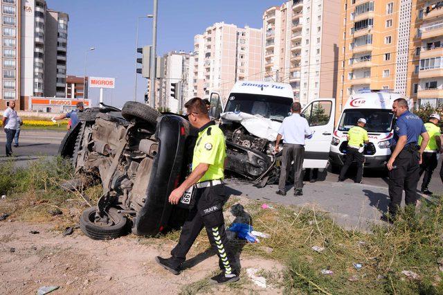 Öğrenci servisi ile otomobil çarpıştı: 9 yaralı