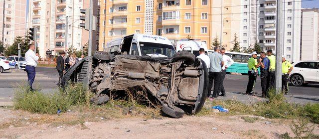 Öğrenci servisi ile otomobil çarpıştı: 9 yaralı