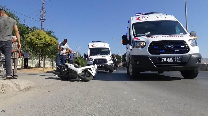 Ani fren yapan motosiklet devrildi: 3 yaralı