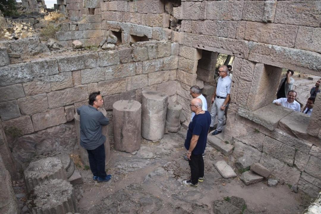 Vali Deniz, Aigai antik kentinde devam eden kazı &ccedil;alışmalarını inceledi