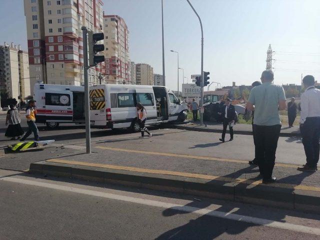 Kayseri’de öğrenci servisi ile otomobil çarpıştı: 4 yaralı