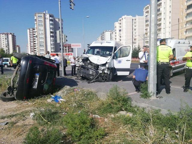 Kayseri’de öğrenci servisi ile otomobil çarpıştı: 4 yaralı