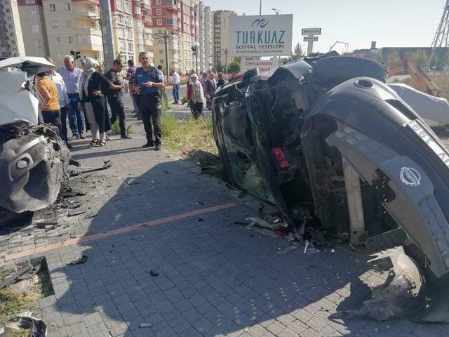 Kayseri’de öğrenci servisi ile otomobil çarpıştı: 4 yaralı