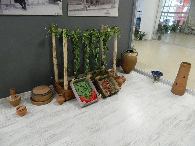 Pazaryeri’nin ürünlerini makamında sergileyip tanıtıyor