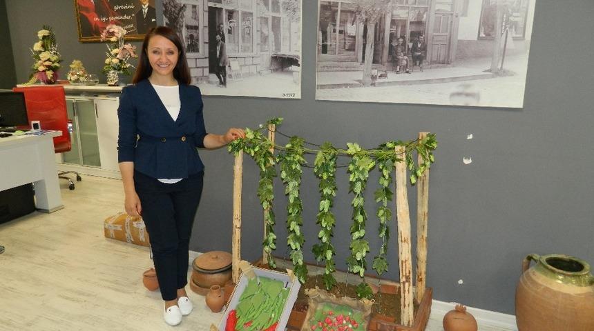 Pazaryeri&rsquo;nin &uuml;r&uuml;nlerini makamında sergileyip tanıtıyor