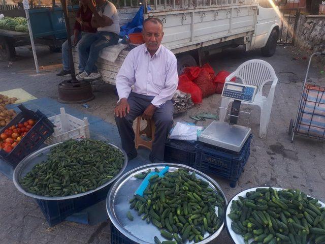 73 yaşındaki çiftçi hem üretiyor hem de ürettiğini satıyor