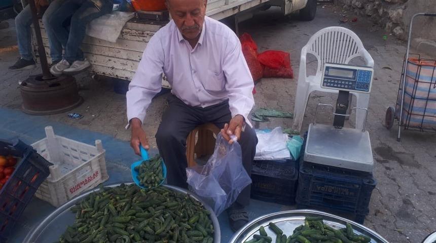 73 yaşındaki çiftçi hem üretiyor hem de ürettiğini satıyor