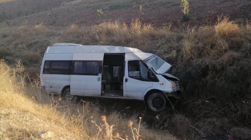 Minib&uuml;s devrildi: 2 yaralı